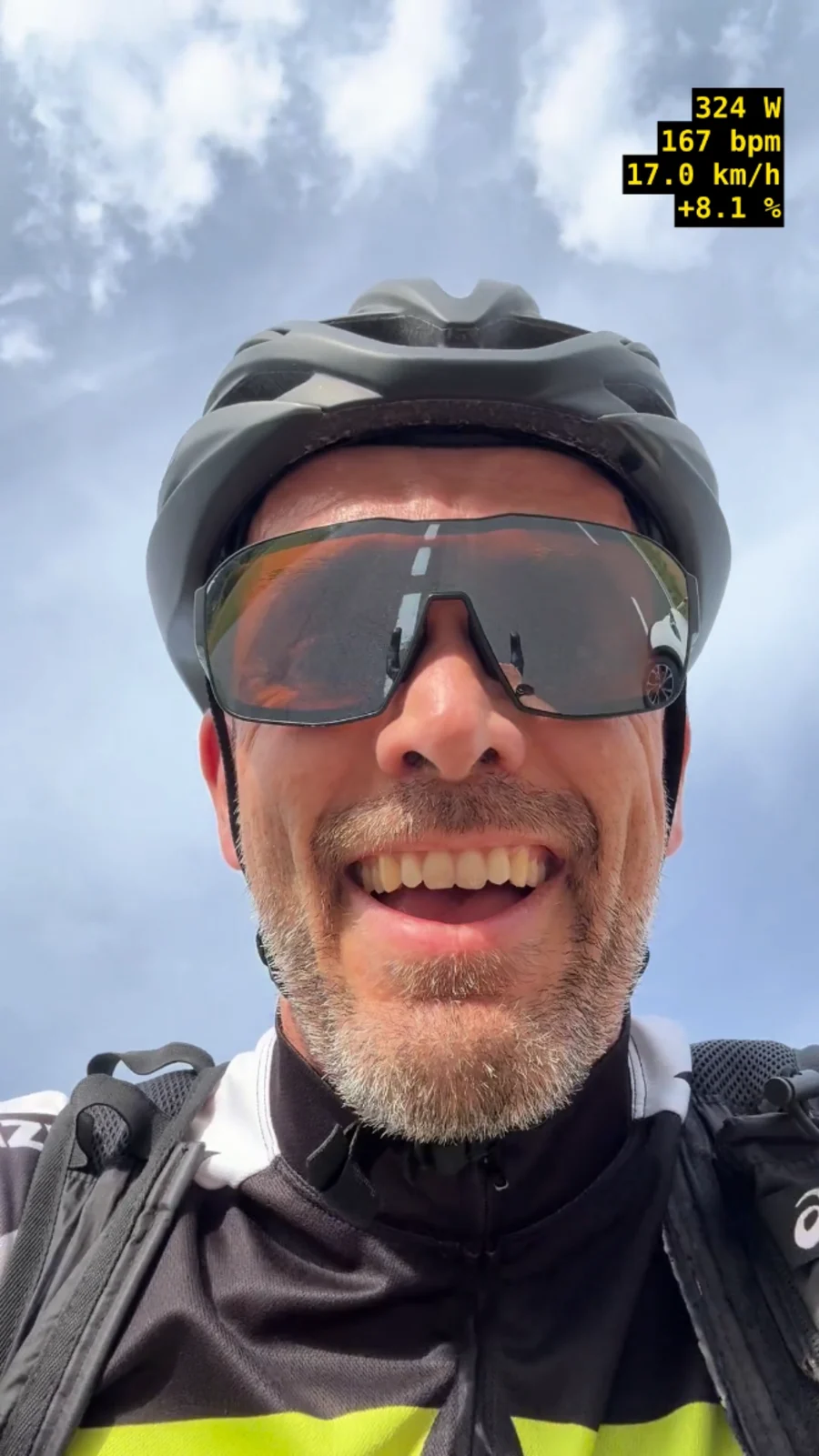 Selfie am Albis, im Bild eingeblendet 324 Watt, 167 Puls, 17,0 km/h, 8,1 Prozent Steigung